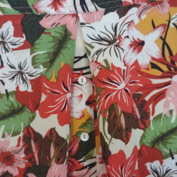 Sag Harbor Button Back Detail Floral Blouse 1x - Picture 5 of 9